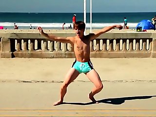 Twink dancing in the beach with speedo bulge / Novinho dan&ccedil_ando sunga na praia